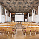 PST_Seminar_Klostersaal_Event Konferenzbestuhlung im historischen Klostersaal Traunkirchen mit Leinwand und kunstvoll verzierter Kassettendecke.