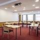 PST_Seminare_Events_Atelier Seminarraum mit U-förmiger Bestuhlung, Präsentationstechnik und großen Fensterflächen.