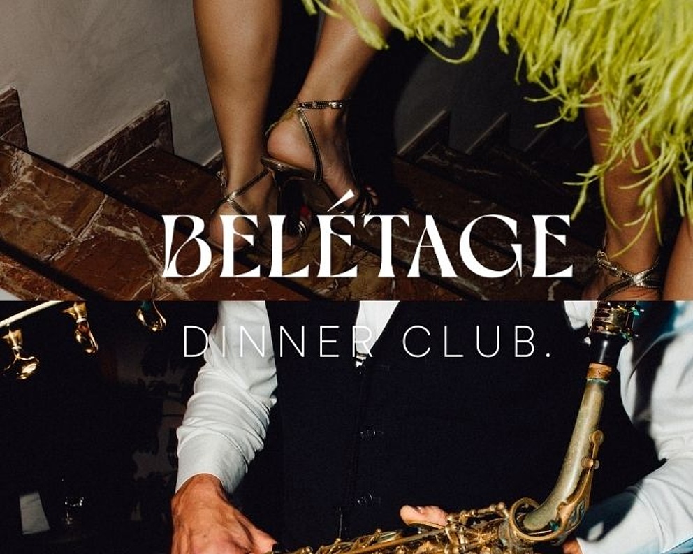 Geteiltes Bild: Oben eine Frau im blauen kurzen Kleid, die eine Treppe hinuntergeht. Unten ein Mann im Anzug, der Saxophon spielt. In der Mitte der Schriftzug „Beletage Dinner Club“.