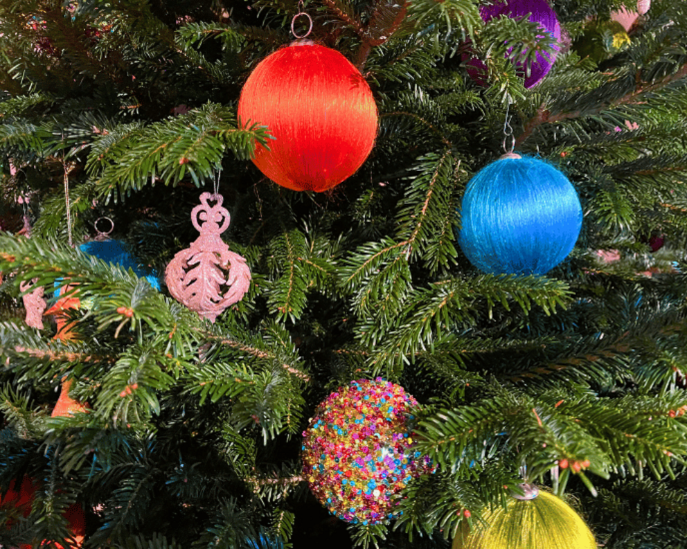 Nahaufnahme Weihnachtsbaum mit bunten Kugeln