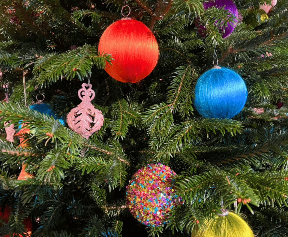 Nahaufnahme Weihnachtsbaum mit bunten Kugeln