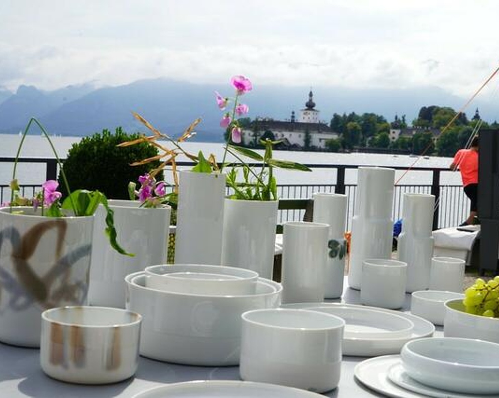 Töpfermarkt Gmunden mit Traunsee im Hintergrund