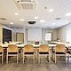 PST_Seminar_Meetingroom Moderner Seminarraum mit U-förmiger Bestuhlung, Leinwand und technischer Ausstattung.