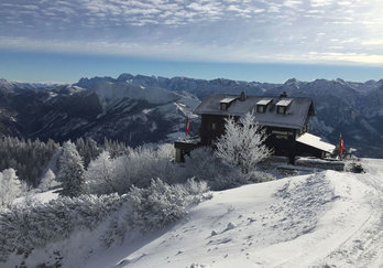 Blick auf die Kranabethhütte im Winter