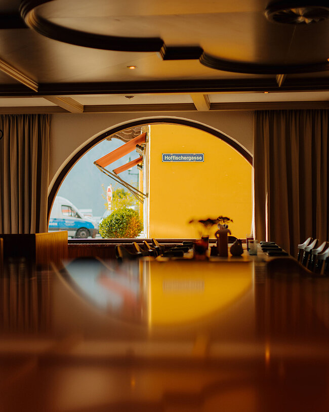 Innenbereich vom Restaurant mit Blick nach draußen