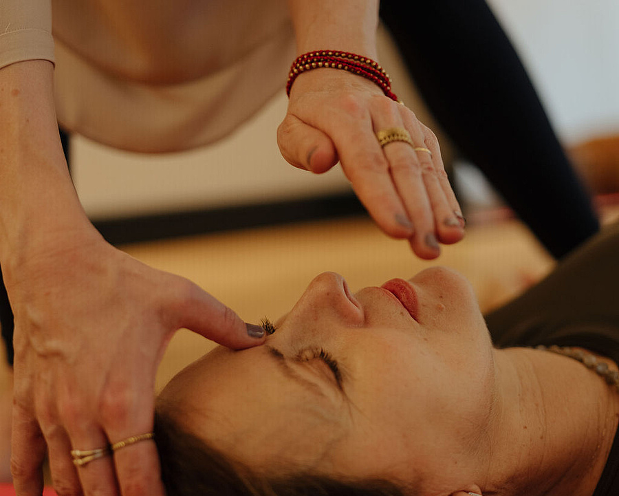 Breathwork-Session im Yogaraum mit Coachin und Gast