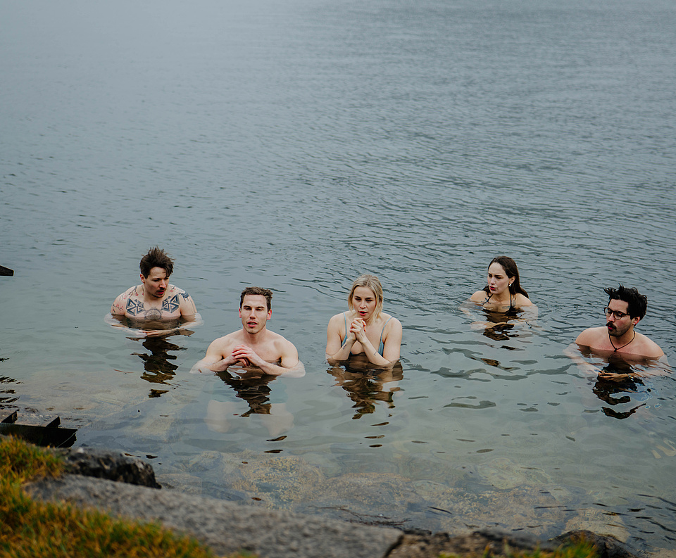 Hotelgäste beim Eisbaden im Traunsee
