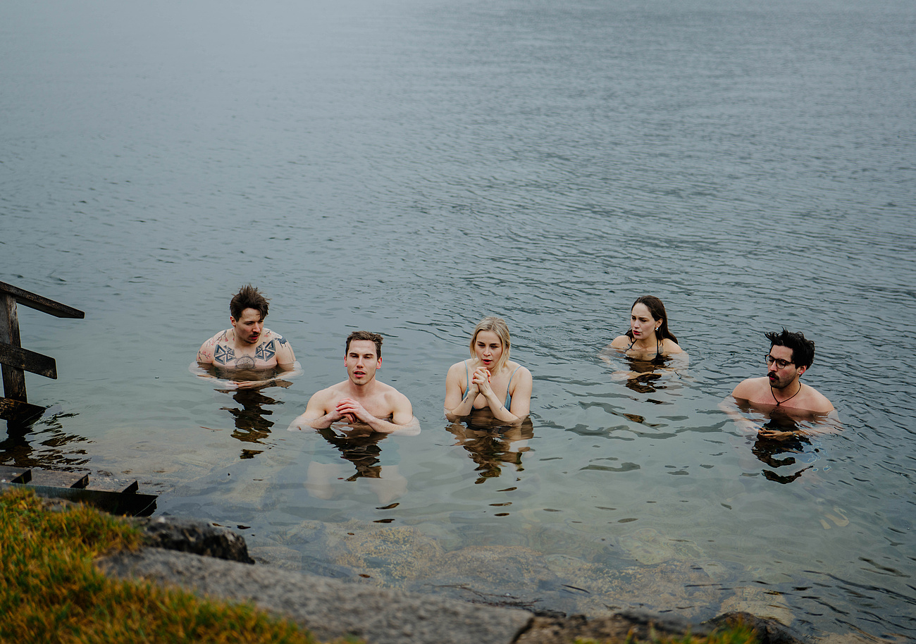 Hotelgäste beim Eisbaden im Traunsee