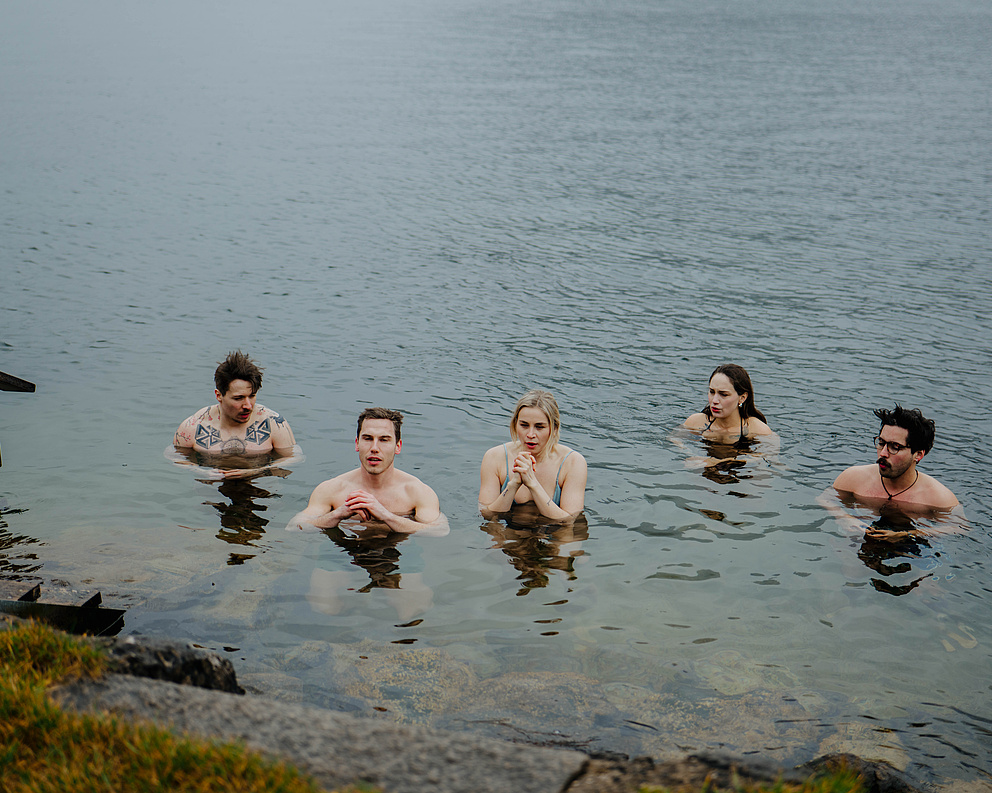 Hotelgäste beim Eisbaden im Traunsee