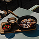Kaiserschmarrn mit Erdbeeren und Vanilleeis serviert im Gastgarten