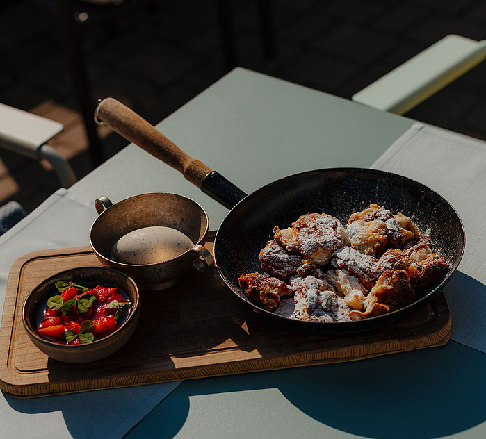 Kaiserschmarrn mit Erdbeeren und Vanilleeis serviert im Gastgarten