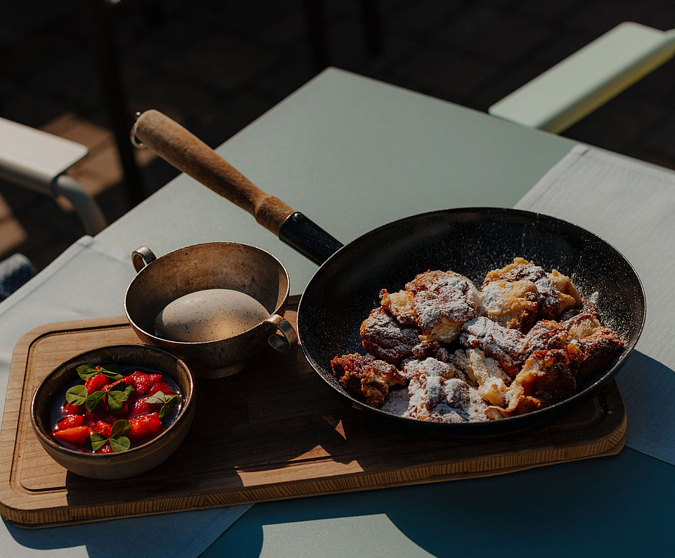 Kaiserschmarrn mit Erdbeeren und Vanilleeis Kaiserschmarrn mit Erdbeeren und Vanilleeis serviert im Gastgarten