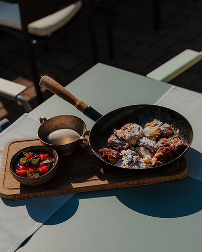 Kaiserschmarrn mit Erdbeeren und Vanilleeis