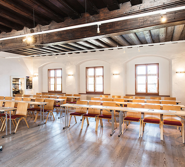 Stiftersaal im Kloster Traunkirchen mit historischer Kassettendecke und Seminarbestuhlung.