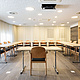 PST_Events_Seminar_Meetingroom Heller Seminarraum mit U-förmiger Bestuhlung, Präsentationstechnik und moderner Ausstattung.