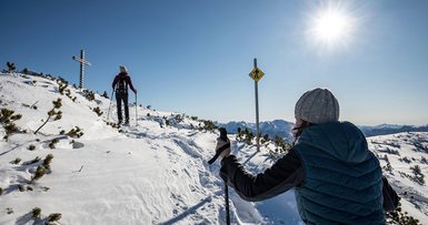 Schneeschuhwanderinnen beim Aufstieg zum Gipfelkreuz am Feuerkogel im Salzkammergut, (c) TVB Traunsee-Almtal/Monika Löff