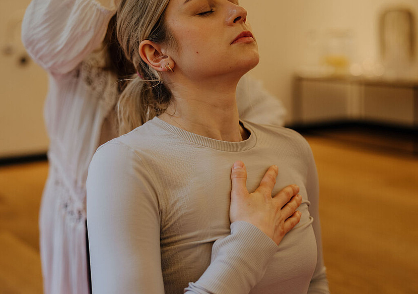 Gast bei einer Atemübung während der Breathwork-Session