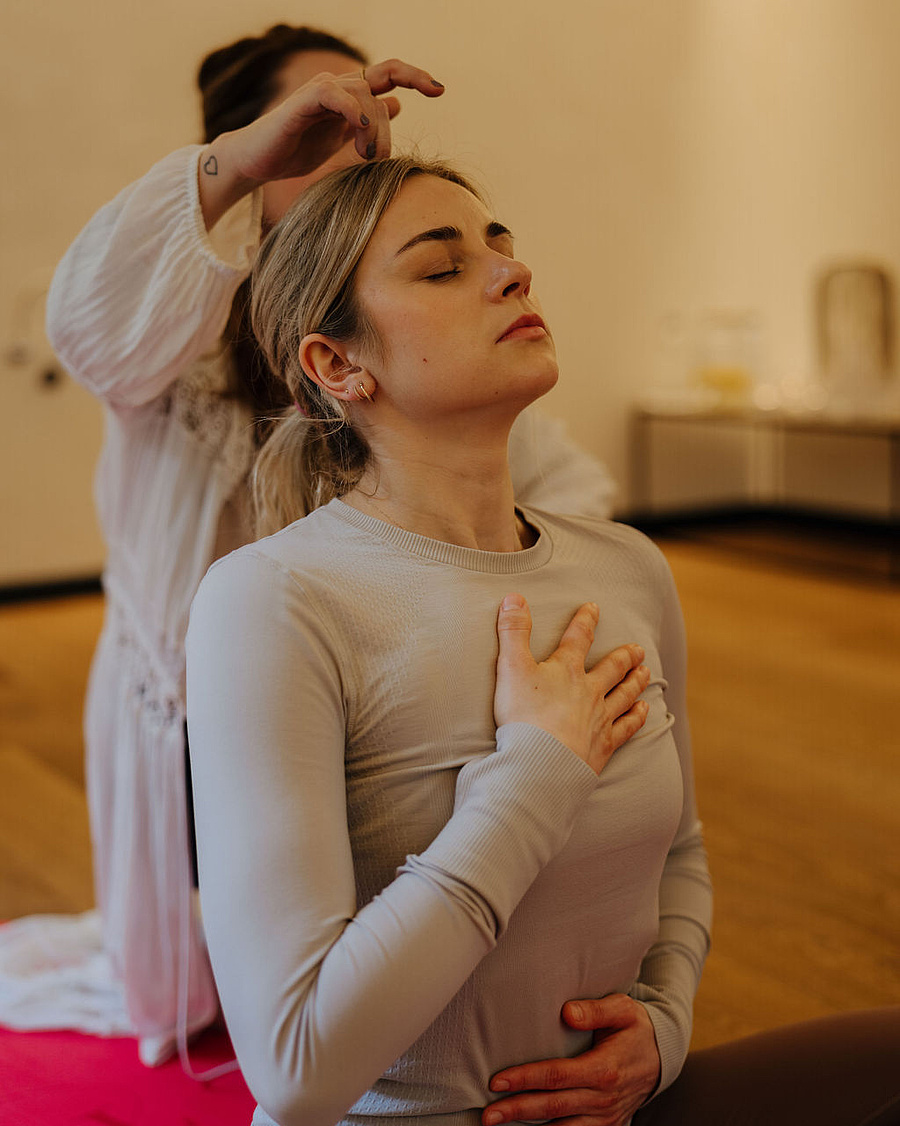 Gast bei einer Atemübung während der Breathwork-Session