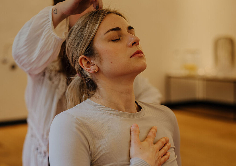 Gast bei einer Atemübung während der Breathwork-Session