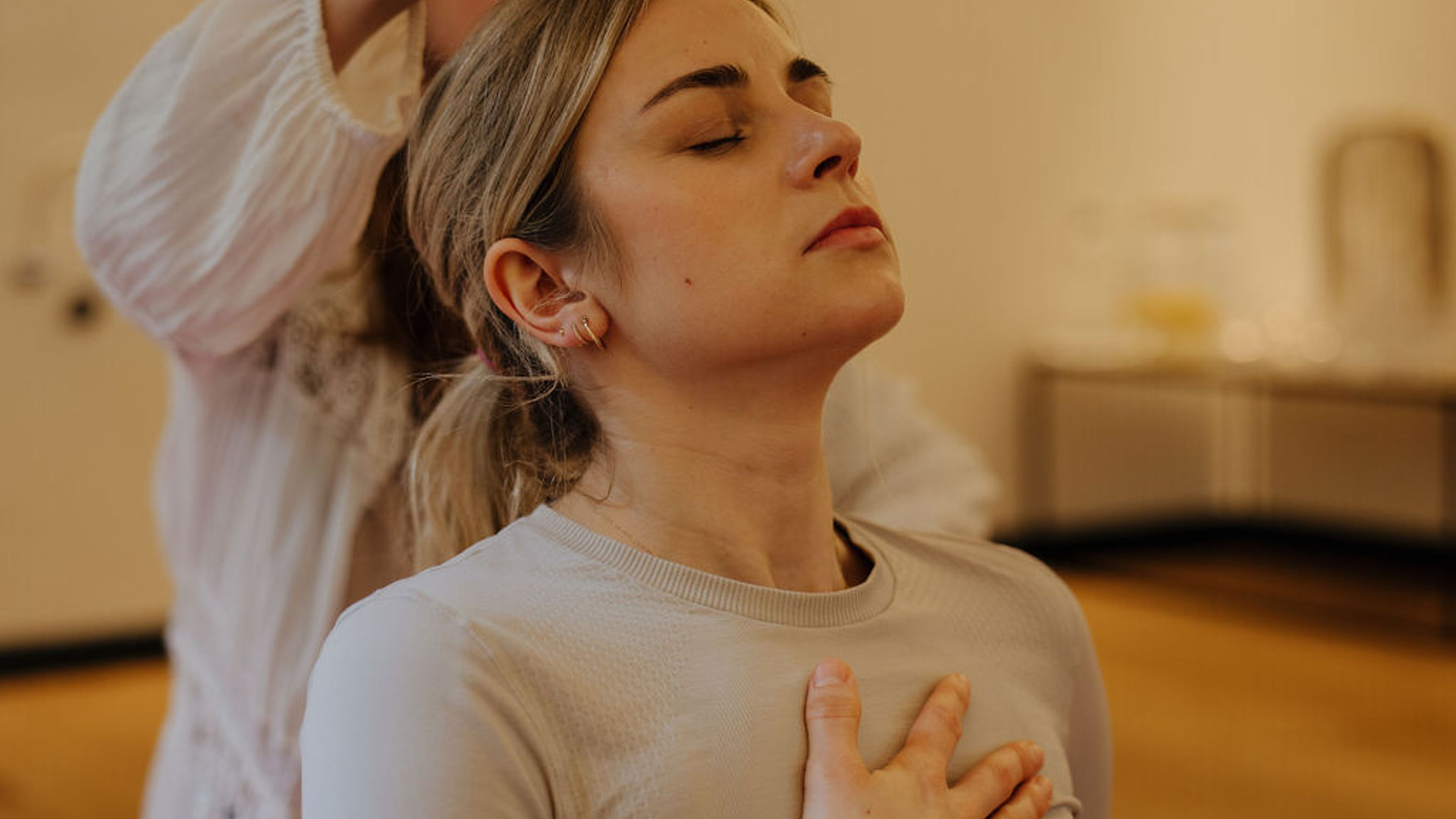 Gast bei einer Atemübung während der Breathwork-Session