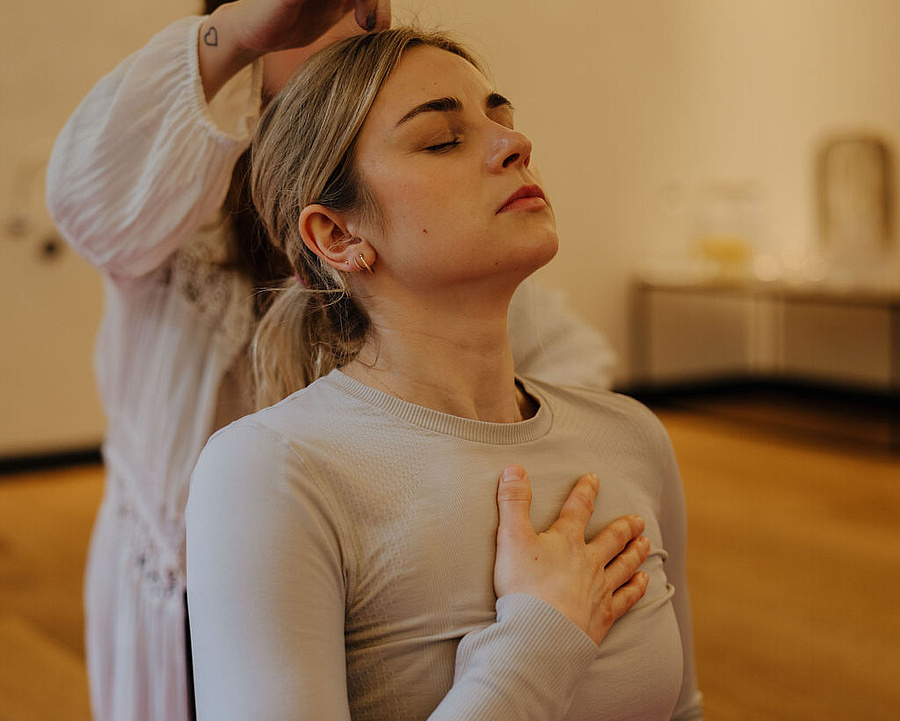 Gast bei einer Atemübung während der Breathwork-Session