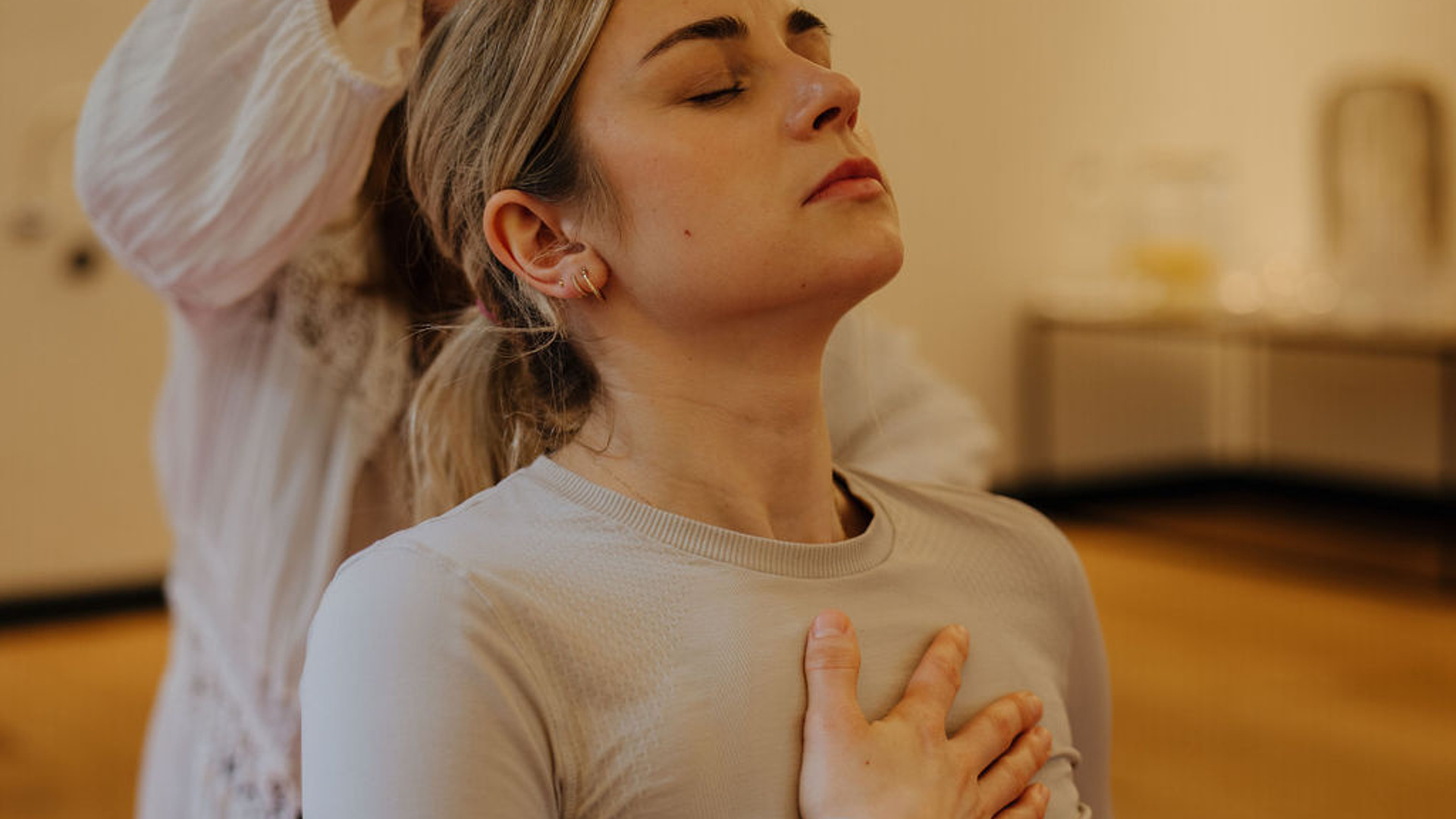 Gast bei einer Atemübung während der Breathwork-Session