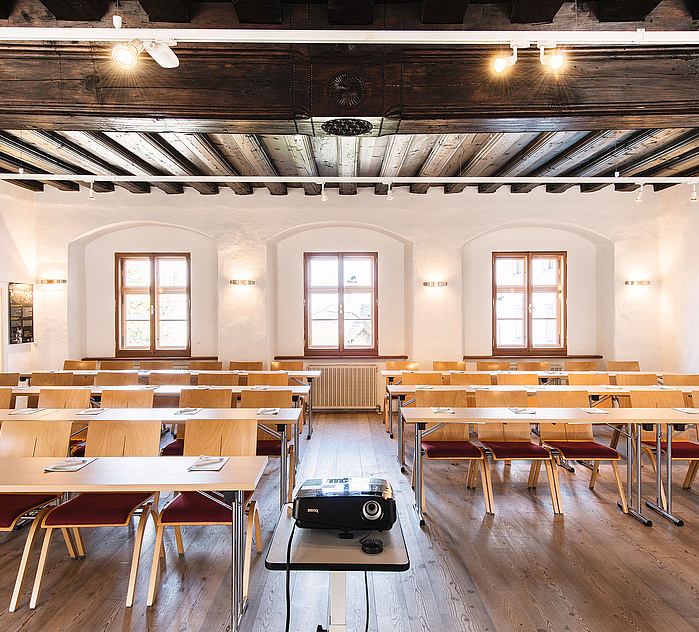 Stiftersaal im Kloster Traunkirchen mit Seminarbestuhlung, historischer Kassettendecke und Präsentationstechnik.