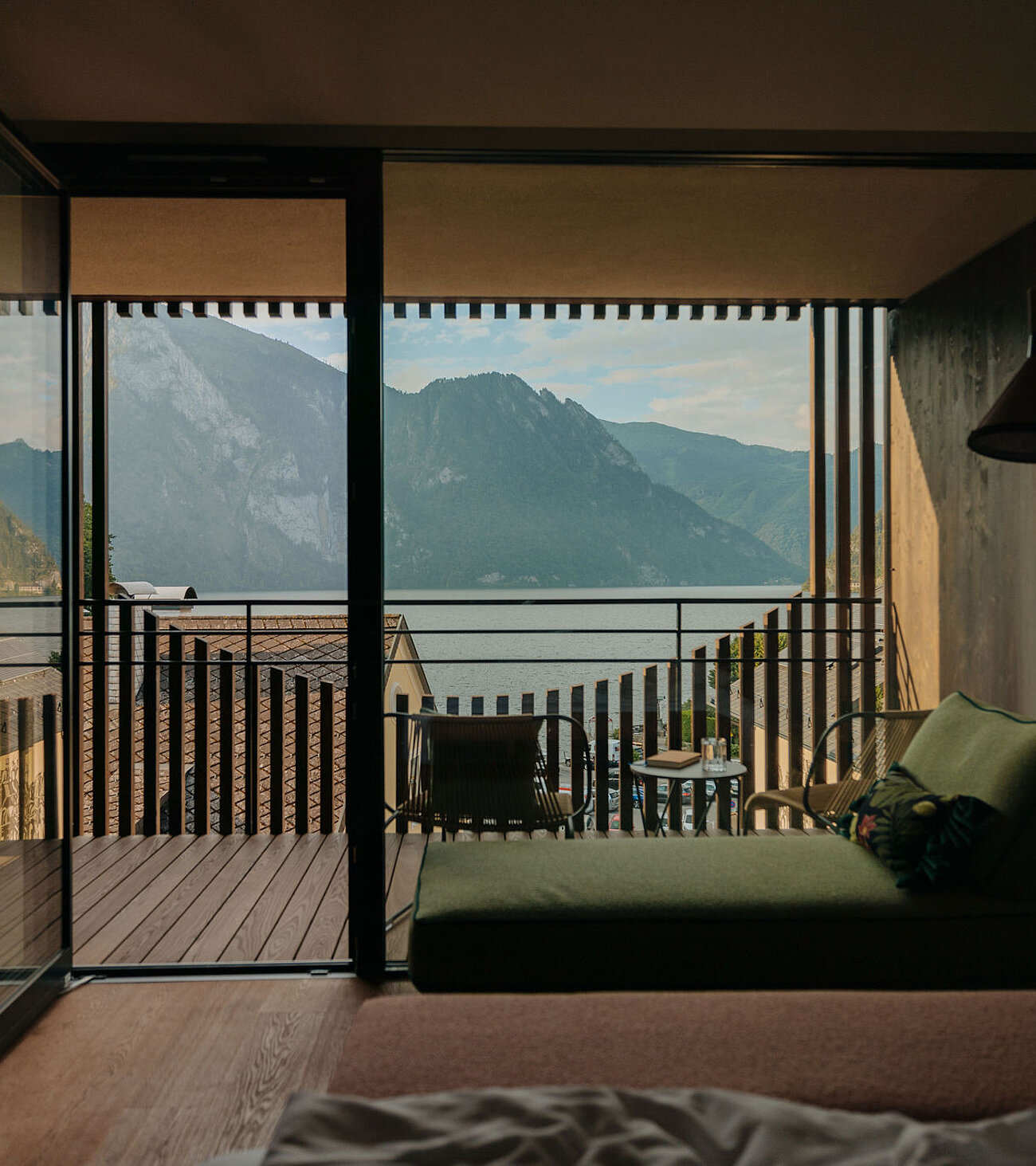  Geöffnete Balkontür mit Blick auf den Traunsee und Berge