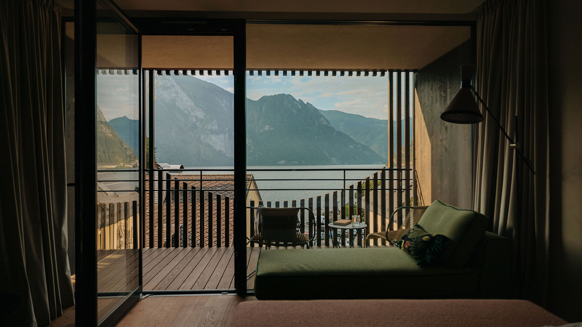  Geöffnete Balkontür mit Blick auf den Traunsee und Berge