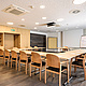 PST_Events_Seminar_Meeting-Room Moderner Seminarraum mit U-förmiger Bestuhlung, Präsentationsfläche und integrierter technischer Ausstattung.
