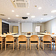 PST_Meetingroom_Seminar Moderner Seminarraum mit U-förmiger Bestuhlung, Leinwand und technischer Ausstattung.