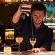 Barkeeper bei der Zubereitung eines Cocktails an der Bar