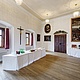 PST_Seminare_Kloster_Pausenraum Historischer Veranstaltungsraum in Traunkirchen mit Buffet, Getränken, Holzboden und großformatigen Gemälden.