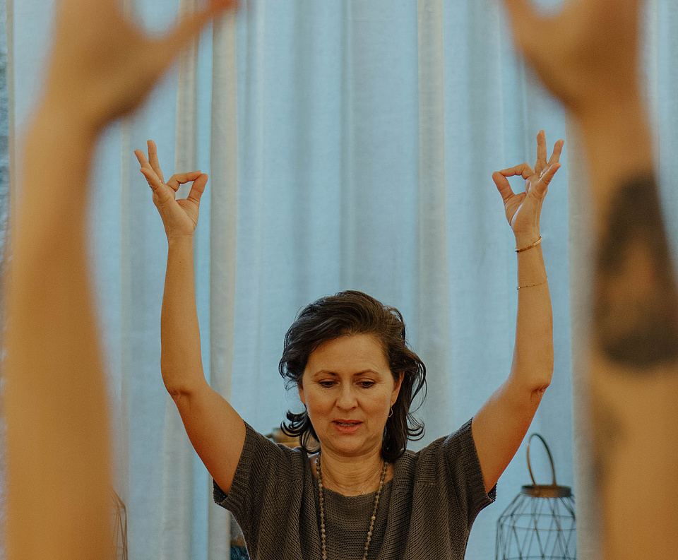 Yogalehrerin zeigt eine Yoga-Pose zur Anleitung der Teilnehmer