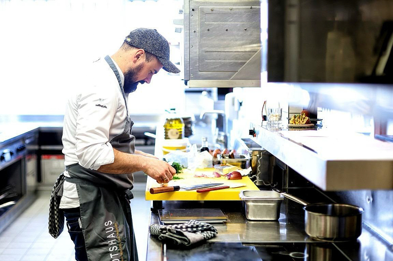 Lukas Nagl bei der Zubereitung von Frühstücksklassikern | Bild: Volker Weihbold.