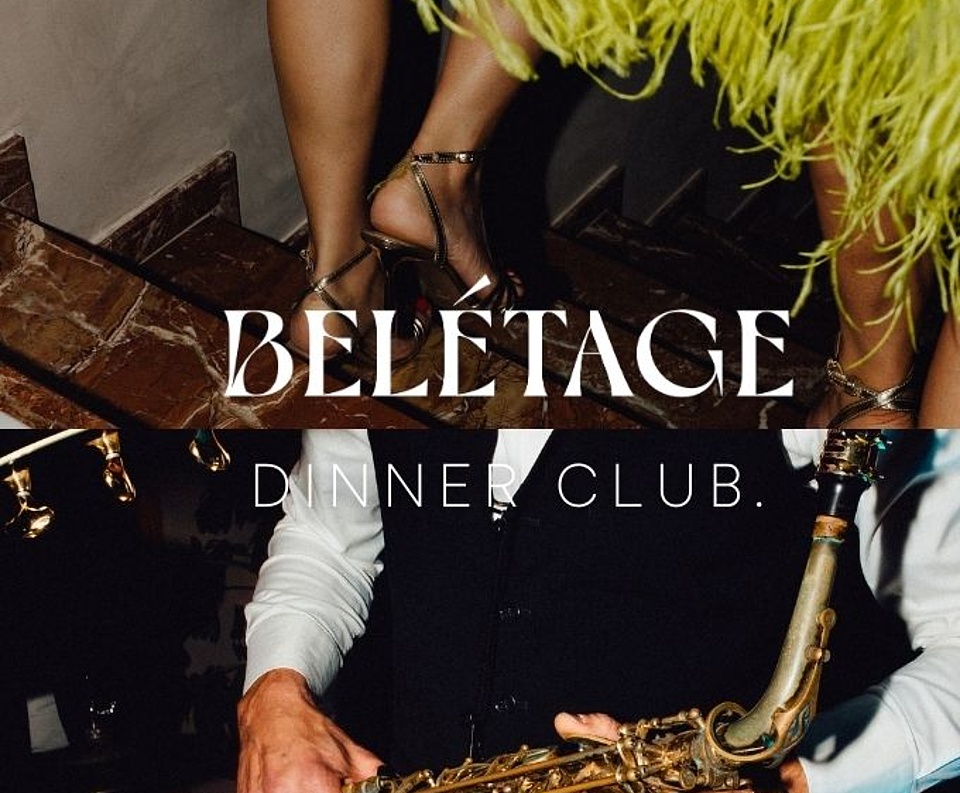 Geteiltes Bild: Oben eine Frau im blauen kurzen Kleid, die eine Treppe hinuntergeht. Unten ein Mann im Anzug, der Saxophon spielt. In der Mitte der Schriftzug „Beletage Dinner Club“.