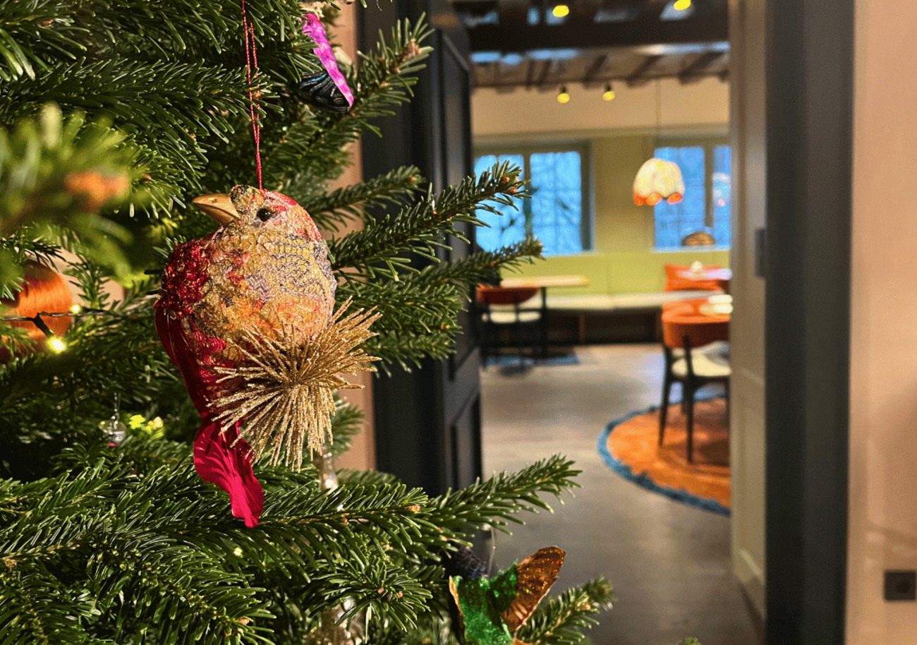 Weihnachtsbaum mit bunten Kugeln und Restaurant im Hintergrund