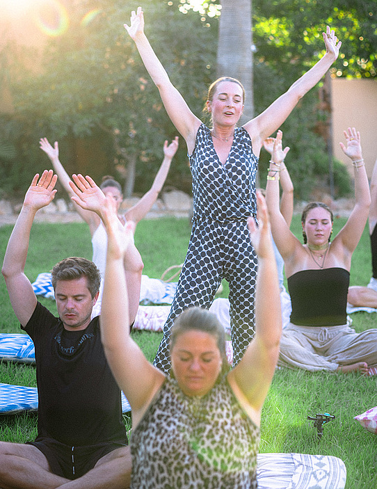 Yoga-Session auf einer grünen Wiese mit Yoga-Lehrerin Hemma in achtsamer Begleitung