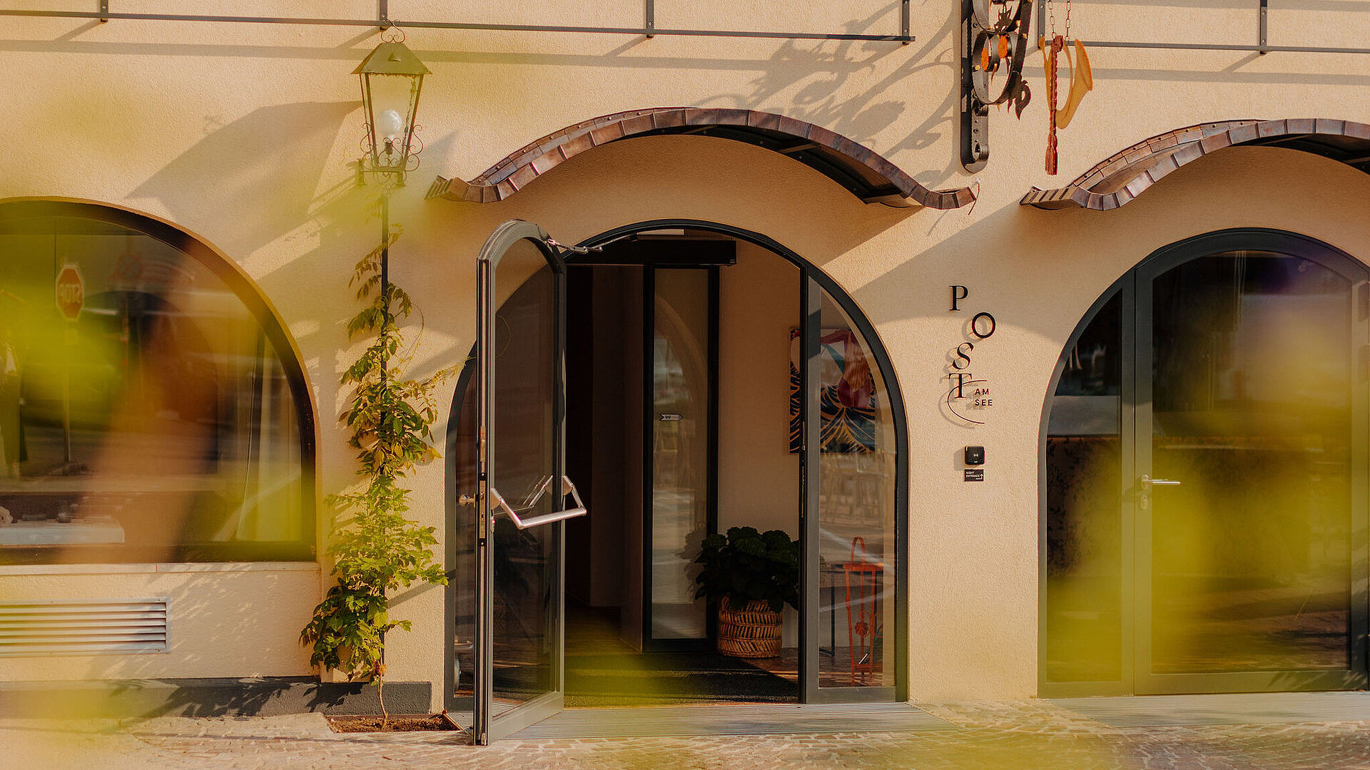 Eingangsbereich des Hotels im Sommer mit geöffneter Tür und einladender Atmosphäre