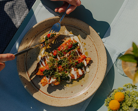 Gebackener Fisch mit Kräutern auf einem Teller