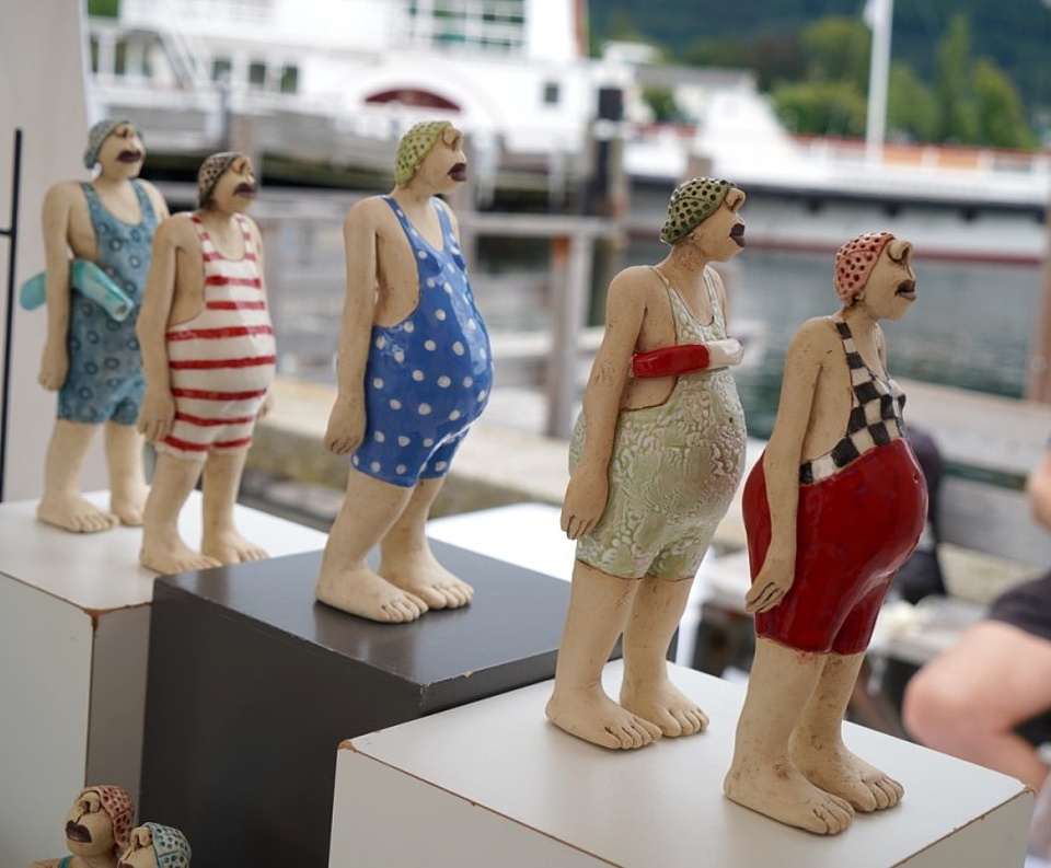 Töpfermarkt Gmunden mit Keramikfiguren