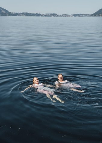 [Translate to Englisch:] Josefine und Marie Gröller im Wasser