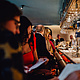 Viele elegant gekleidete Personen sitzen an der Bar in der Beletage und genießen ihre Getränke.