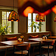 Gemütlicher Restaurantbereich mit braunen Tischen und bunten Lampenschirmen in herbstlichen, warmen Tönen.