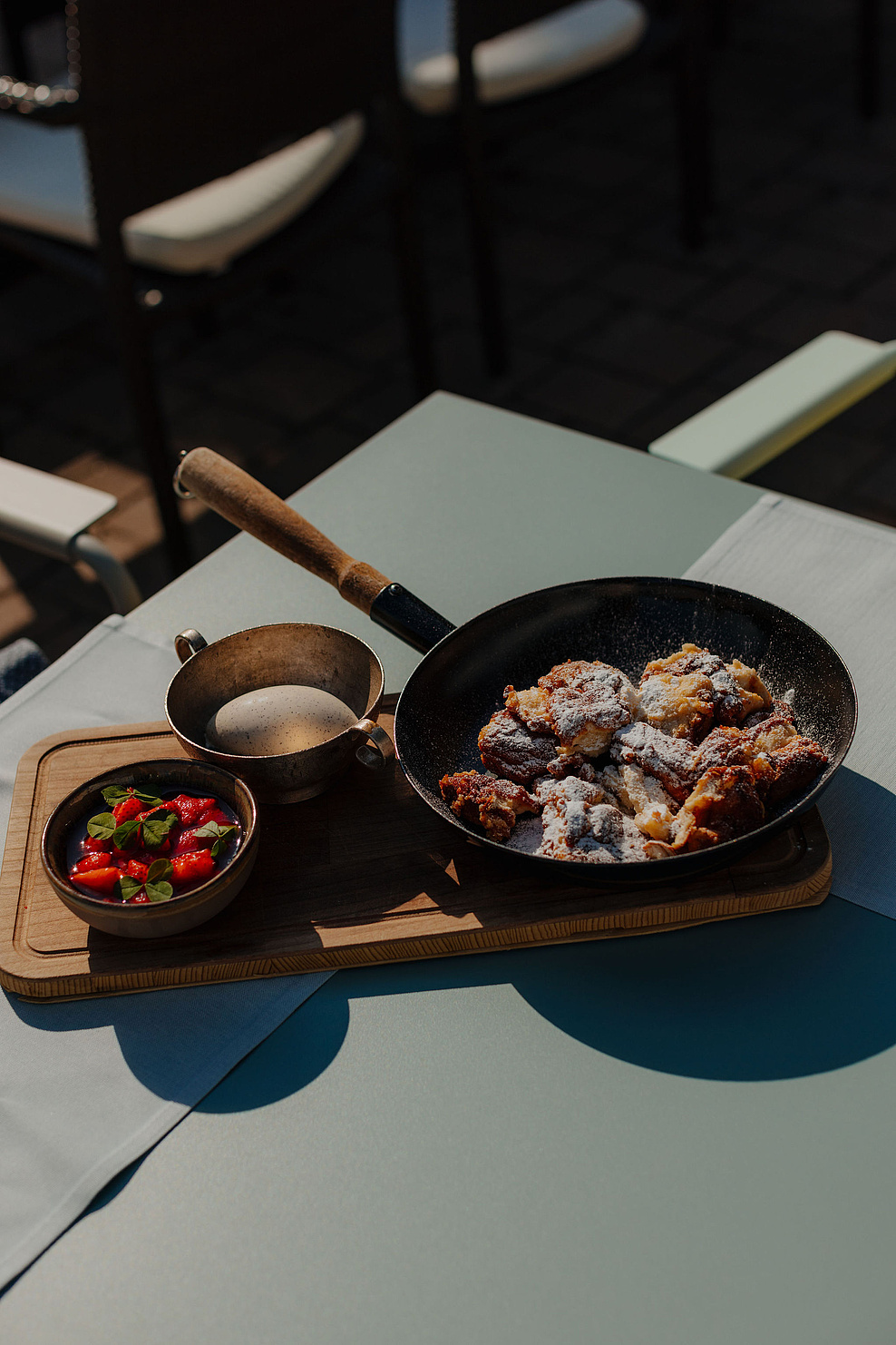 Kaiserschmarrn mit Erdbeeren und Vanilleeis serviert im Gastgarten