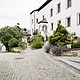 PST_Seminare_Events_Kloster_Eingang Außenansicht des historischen Klostersaals in Traunkirchen mit gepflastertem Zugang, Garten und Blick Richtung Traunsee.