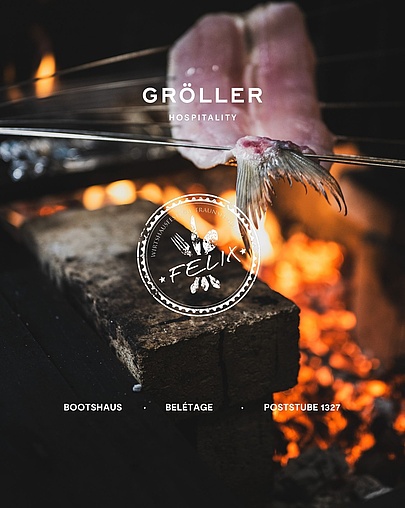 Fischfilet auf kleinen Metallspießen über glühender Holzkohle, verfeinert durch offenes Feuer. Logos von Gröller Hospitality und Felix.