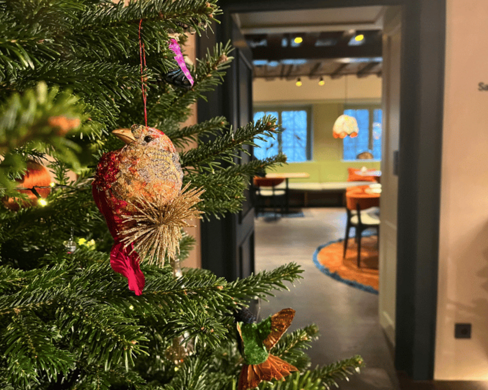 Nahaufnahme Weihnachtsbaum mit Deko, im Hintergrund Restaurant Beletage