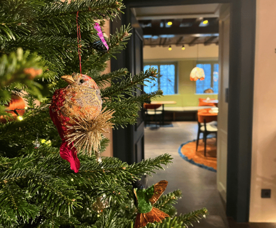 Nahaufnahme Weihnachtsbaum mit Deko, im Hintergrund Restaurant Beletage